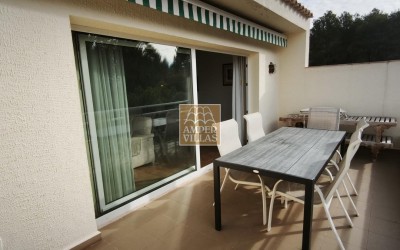 Spacious bungalow with a communal swimming pool and tennis court next to the golf club.